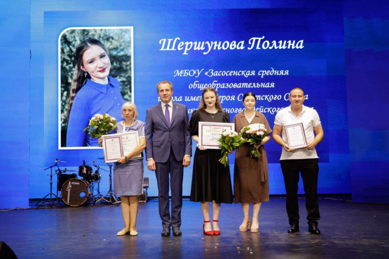 Полина Шершунова набрала 100 балов на ЕГЭ по русскому языку.