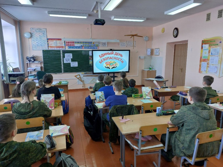 В рамках Всероссийского дня безопасности в школе прошла тренировочная эвакуация на случай воздушной тревоги.