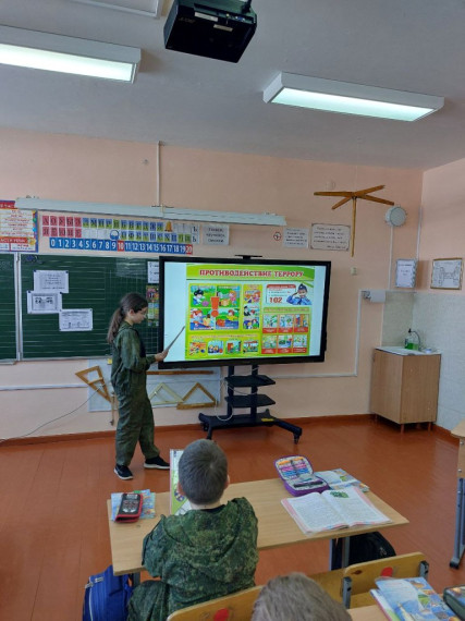 В рамках Всероссийского дня безопасности в школе прошла тренировочная эвакуация на случай воздушной тревоги.